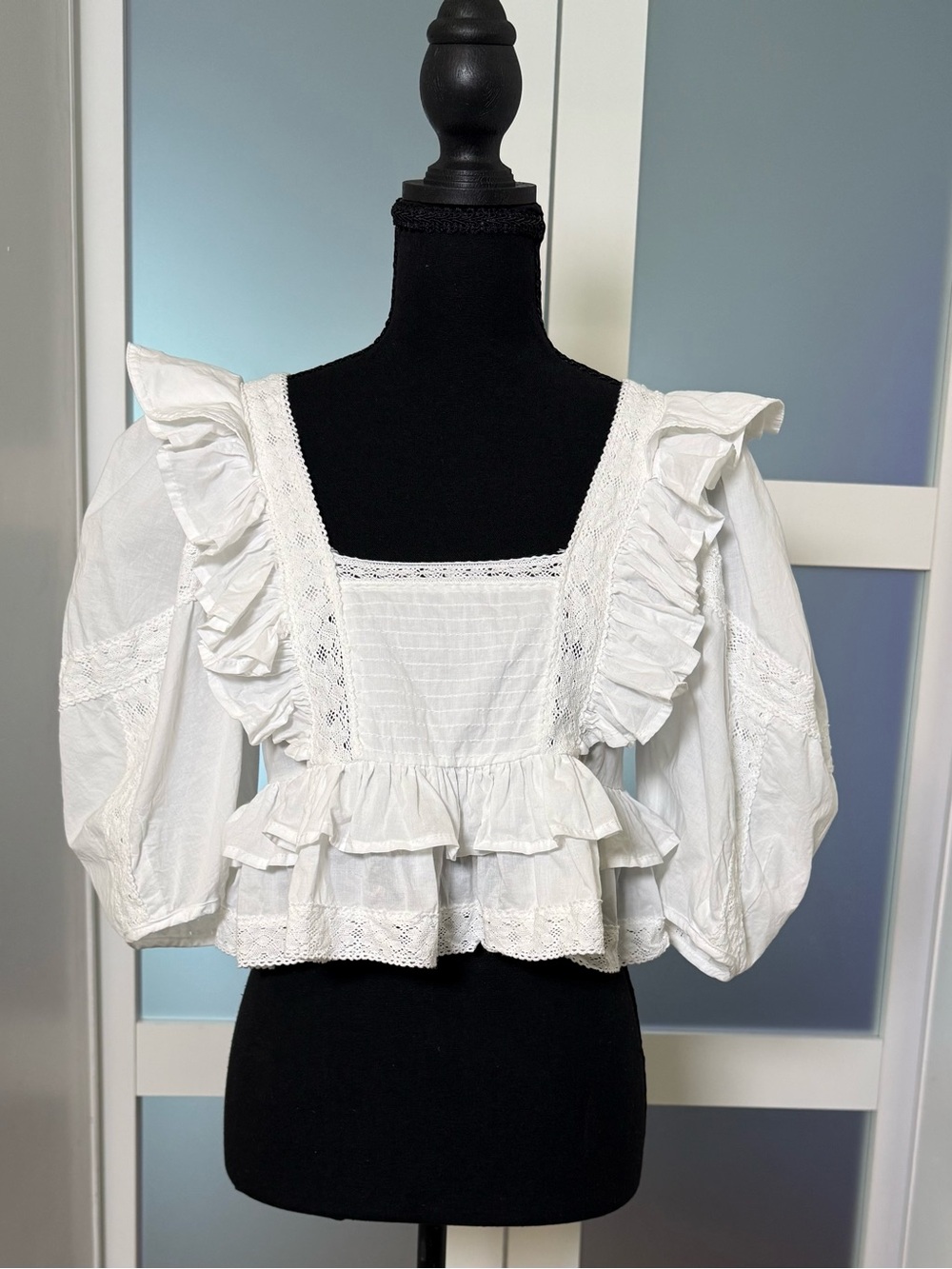 70*F/21*C White Peasant Boho Lace Ruffled Cotton Blouse, size Small.